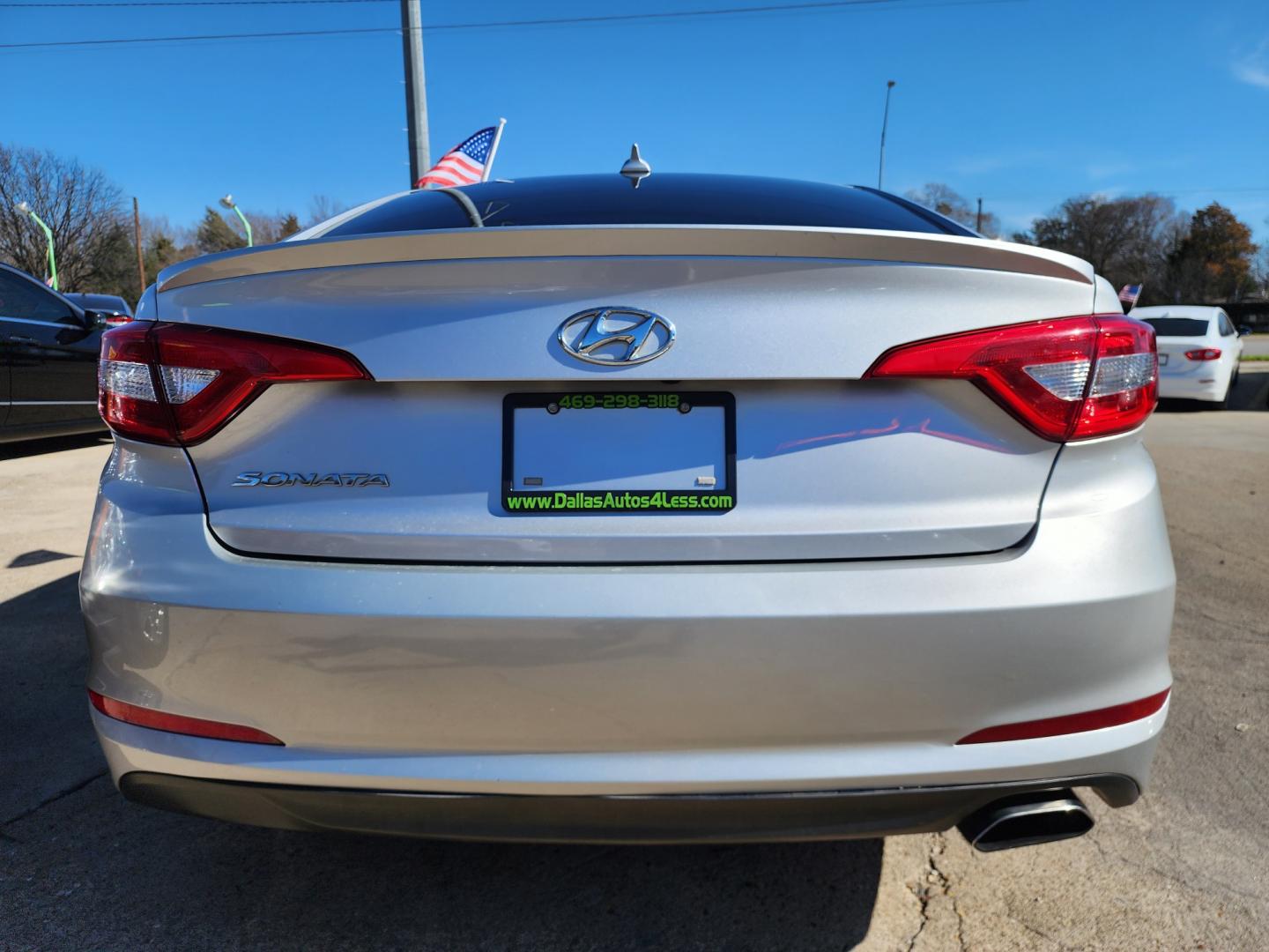 2017 SILVER Hyundai Sonata SE (5NPE24AF8HH) with an 2.4L L4 DOHC 16V engine, 7A transmission, located at 2660 S.Garland Avenue, Garland, TX, 75041, (469) 298-3118, 32.885551, -96.655602 - Welcome to DallasAutos4Less, one of the Premier BUY HERE PAY HERE Dealers in the North Dallas Area. We specialize in financing to people with NO CREDIT or BAD CREDIT. We need proof of income, proof of residence, and a ID. Come buy your new car from us today!! This is a very clean 2017 HYUNDAI SON - Photo#4